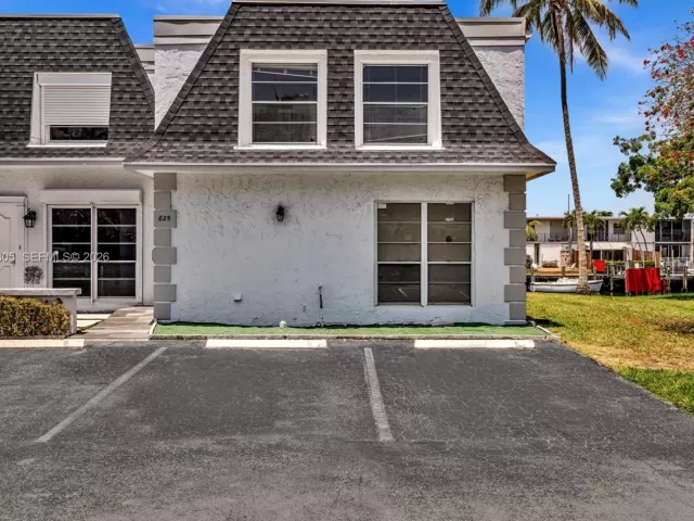 Дом в аренду по адресу 825 NE 26th Ave - фото 7462296