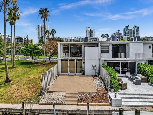 Дом в аренду по адресу 825 NE 26th Ave - фото 7462292