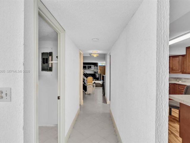 Дом в аренду по адресу 825 NE 26th Ave - фото 7462300