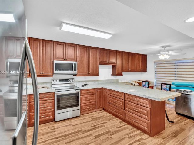 Дом в аренду по адресу 825 NE 26th Ave - фото 7462301