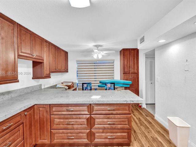 Дом в аренду по адресу 825 NE 26th Ave - фото 7462302