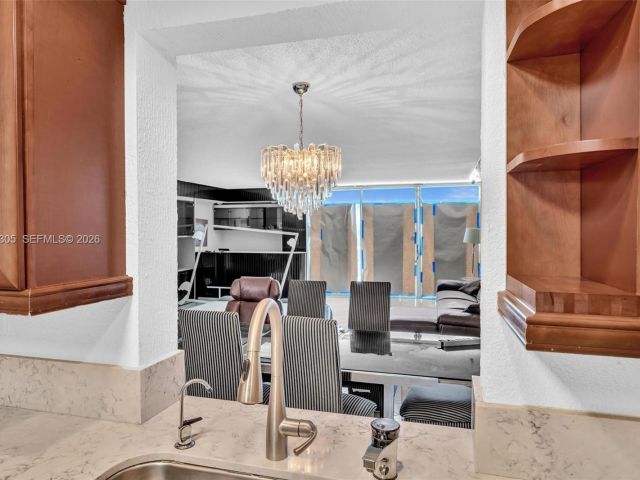 Дом в аренду по адресу 825 NE 26th Ave - фото 7462303