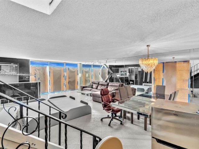 Дом в аренду по адресу 825 NE 26th Ave - фото 7462304