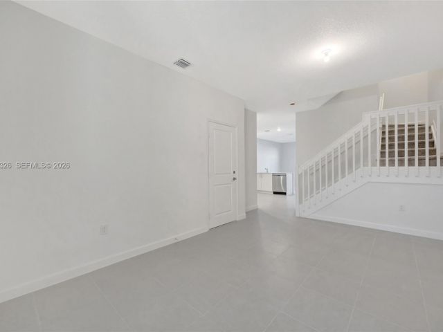 Дом в аренду по адресу 2556 SE 27th Ct 2556 - фото 7492634