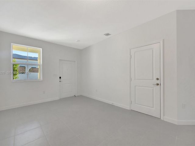 Дом в аренду по адресу 2556 SE 27th Ct 2556 - фото 7492635