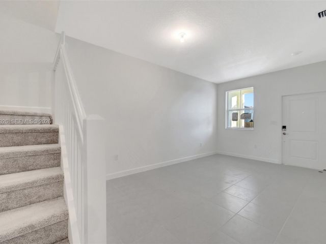 Дом в аренду по адресу 2556 SE 27th Ct 2556 - фото 7492636