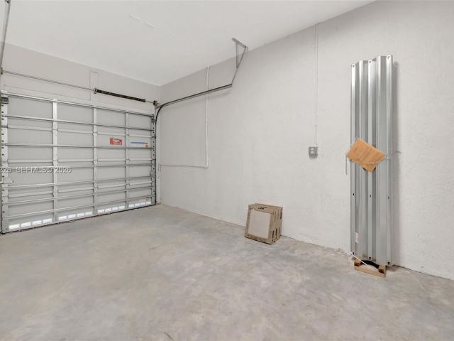 Дом в аренду по адресу 2556 SE 27th Ct 2556 - фото 7492637