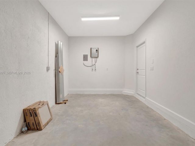 Дом в аренду по адресу 2556 SE 27th Ct 2556 - фото 7492638