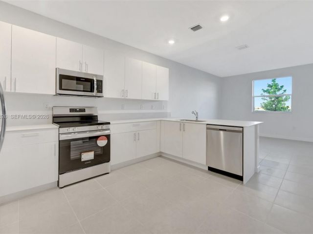 Дом в аренду по адресу 2556 SE 27th Ct 2556 - фото 7492639