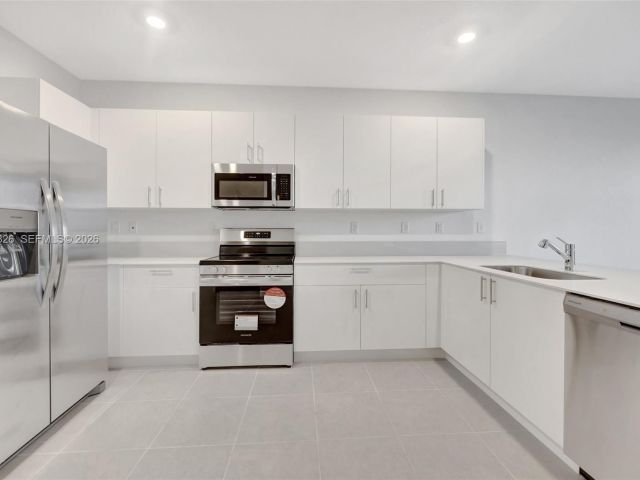 Дом в аренду по адресу 2556 SE 27th Ct 2556 - фото 7492640