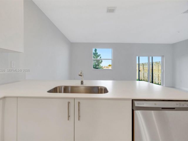 Дом в аренду по адресу 2556 SE 27th Ct 2556 - фото 7492641