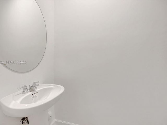 Дом в аренду по адресу 2556 SE 27th Ct 2556 - фото 7492643