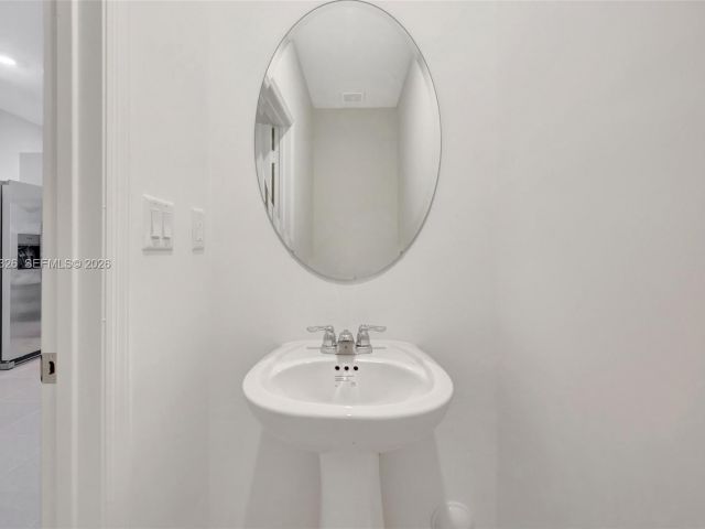 Дом в аренду по адресу 2556 SE 27th Ct 2556 - фото 7492644