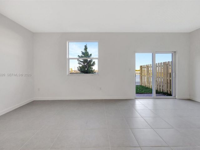 Дом в аренду по адресу 2556 SE 27th Ct 2556 - фото 7492645