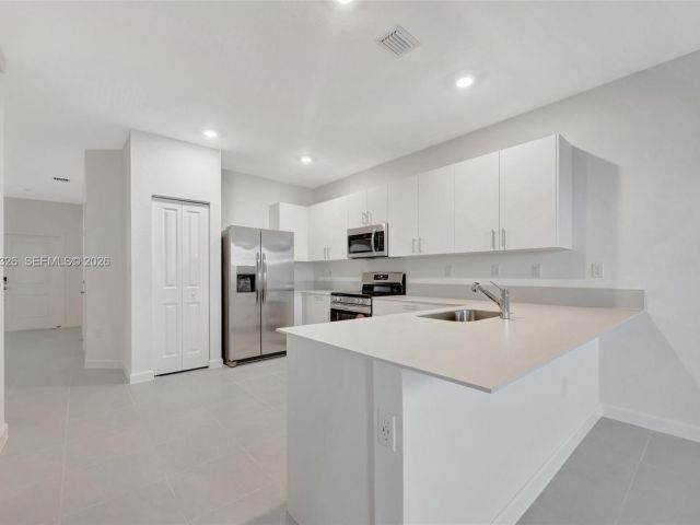 Дом в аренду по адресу 2556 SE 27th Ct 2556 - фото 7492646