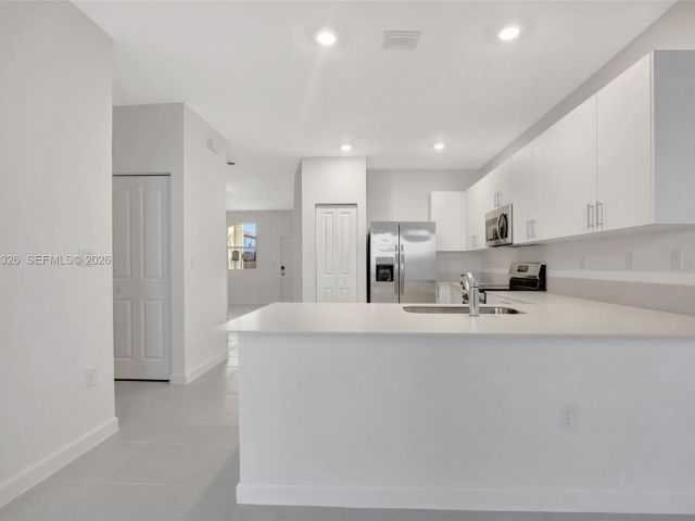 Дом в аренду по адресу 2556 SE 27th Ct 2556 - фото 7492649