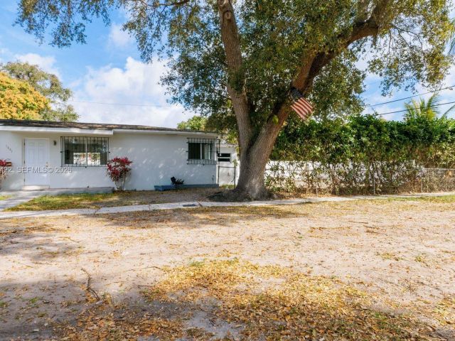 Дом в аренду по адресу 1301 NE 153rd St - фото 7481327