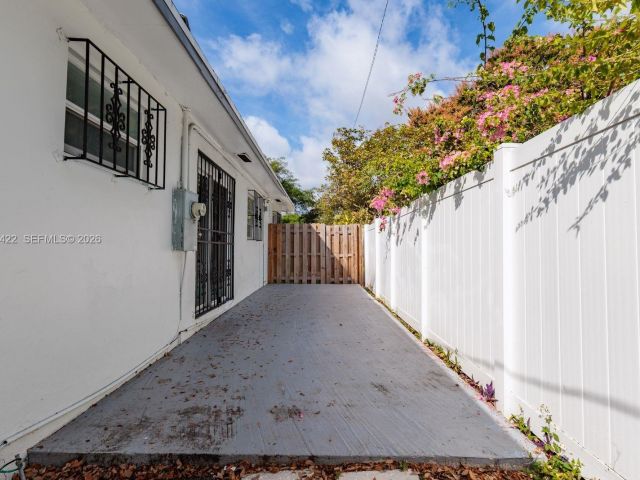 Дом в аренду по адресу 1301 NE 153rd St - фото 7481330