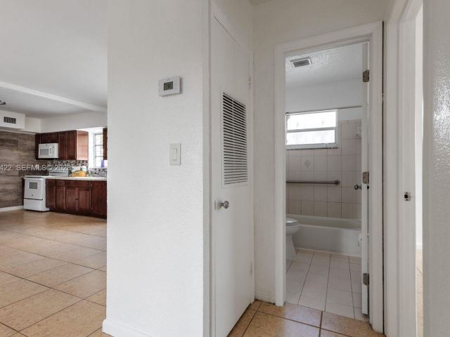 Дом в аренду по адресу 1301 NE 153rd St - фото 7481332