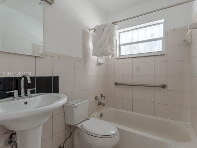 Дом в аренду по адресу 1301 NE 153rd St - фото 7481336