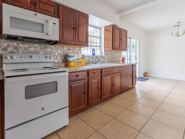 Дом в аренду по адресу 1301 NE 153rd St - фото 7481341