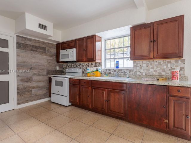 Дом в аренду по адресу 1301 NE 153rd St - фото 7481343