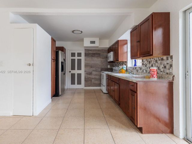 Дом в аренду по адресу 1301 NE 153rd St - фото 7481345