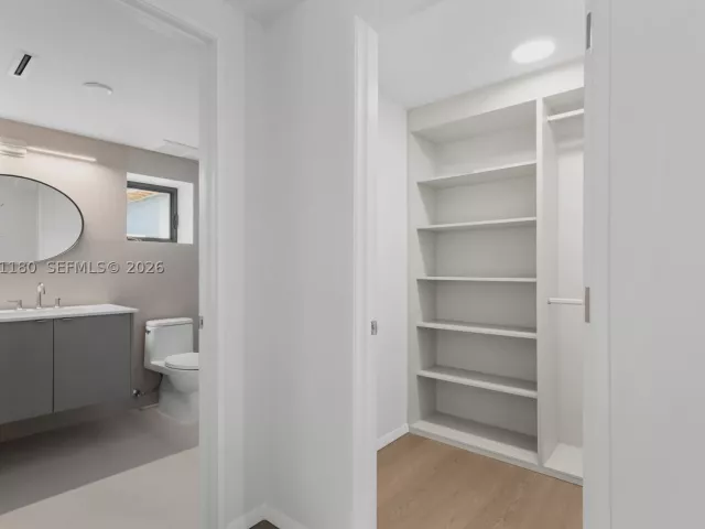 Продажа дома по адресу 5261 NE 5th Ave - фото 8975755