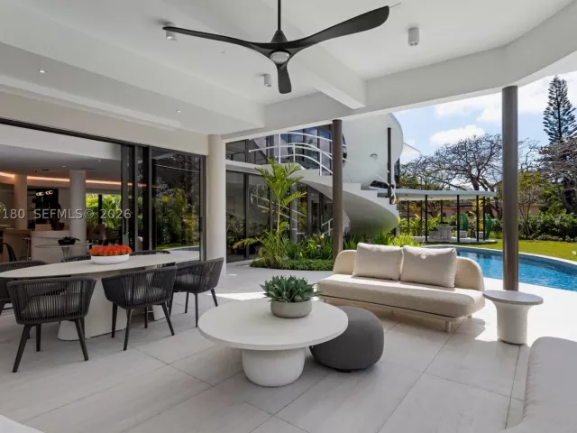 Продажа дома по адресу 5261 NE 5th Ave - фото 8975767