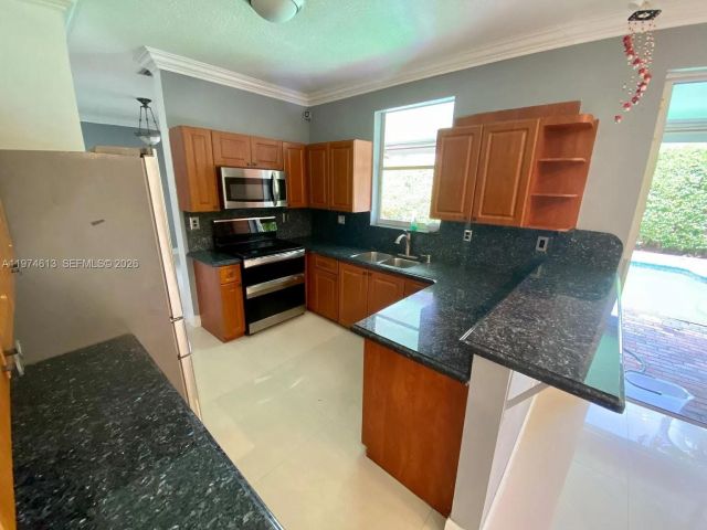 Дом в аренду по адресу 13851 SW 38th Ln - фото 7466223