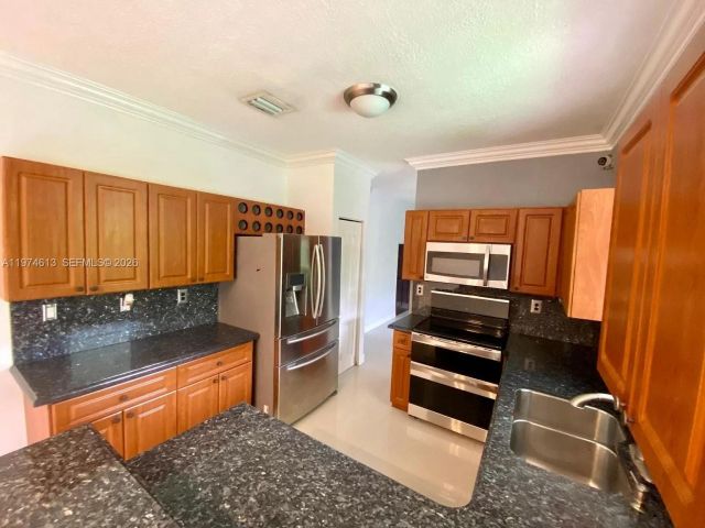 Дом в аренду по адресу 13851 SW 38th Ln - фото 7466224