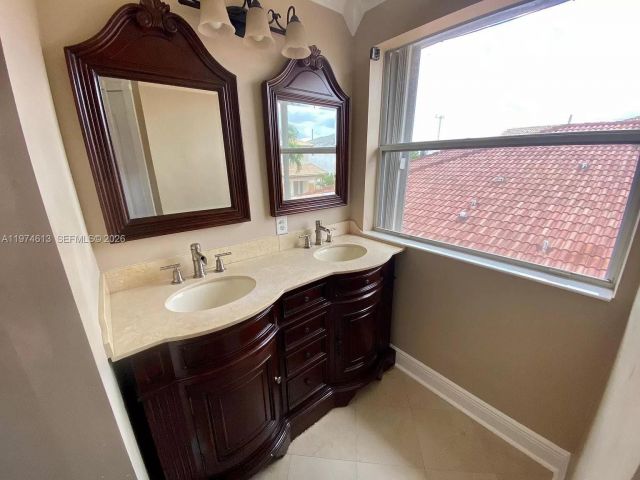 Дом в аренду по адресу 13851 SW 38th Ln - фото 7466228