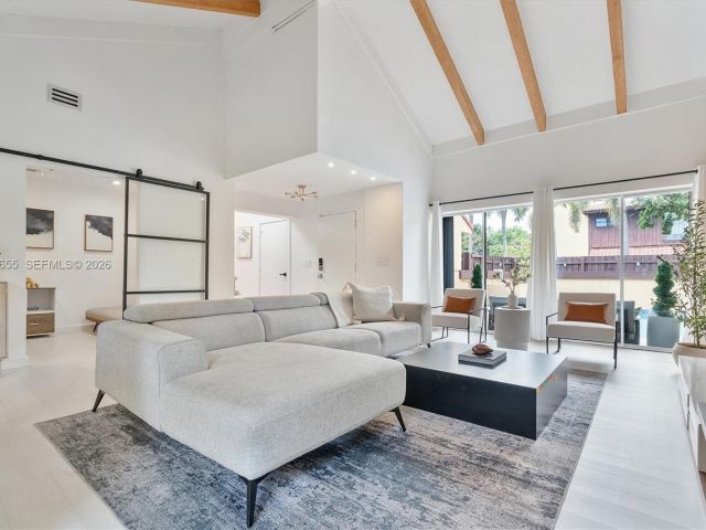 Продажа дома по адресу 20345 NE 10th Ct - фото 7531722