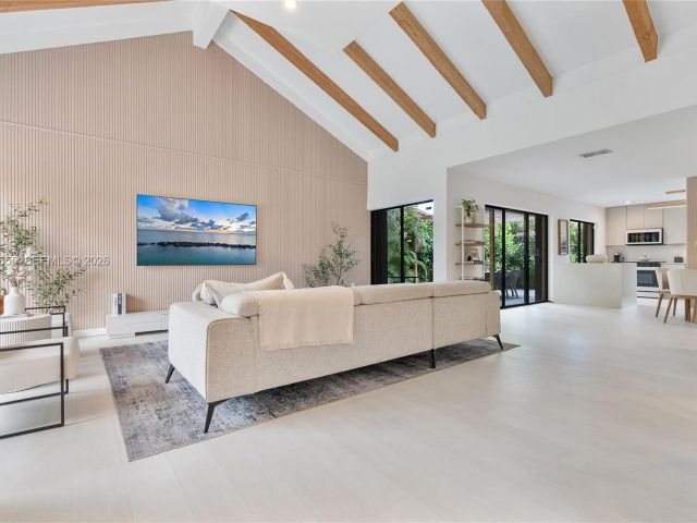 Продажа дома по адресу 20345 NE 10th Ct - фото 7531724