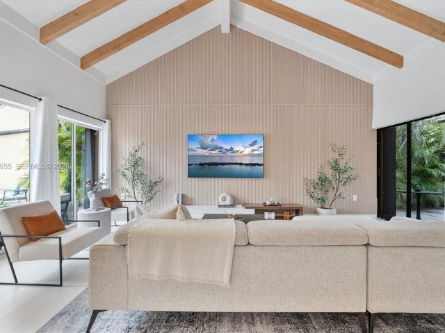 Продажа дома по адресу 20345 NE 10th Ct - фото 7531726