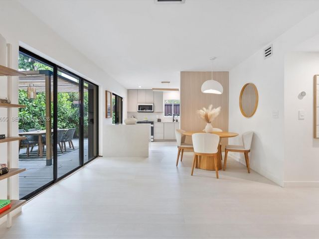 Продажа дома по адресу 20345 NE 10th Ct - фото 7531727