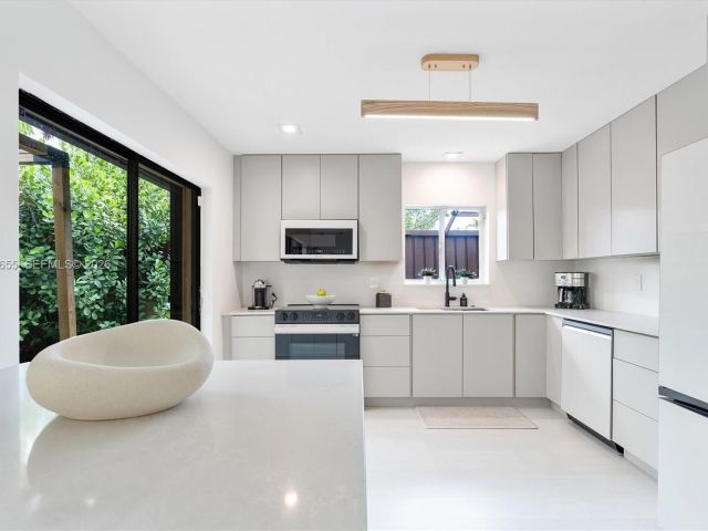 Продажа дома по адресу 20345 NE 10th Ct - фото 7531731