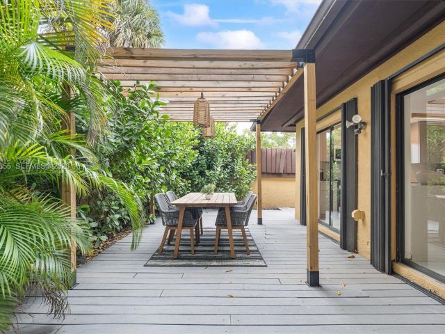 Продажа дома по адресу 20345 NE 10th Ct - фото 7531733