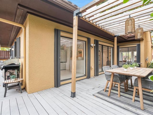 Продажа дома по адресу 20345 NE 10th Ct - фото 7531734