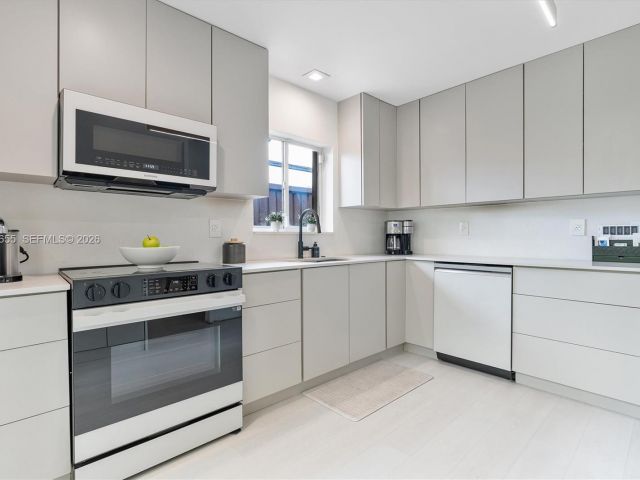 Продажа дома по адресу 20345 NE 10th Ct - фото 7531735