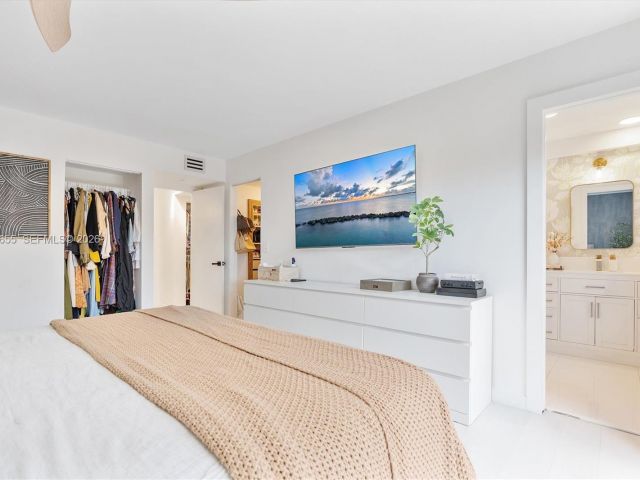 Продажа дома по адресу 20345 NE 10th Ct - фото 7531741