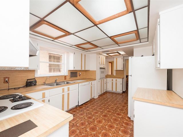 Продажа дома по адресу 1727 SW 11th Ter - фото 7518229