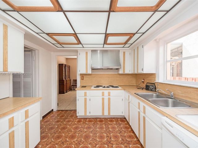 Продажа дома по адресу 1727 SW 11th Ter - фото 7518233