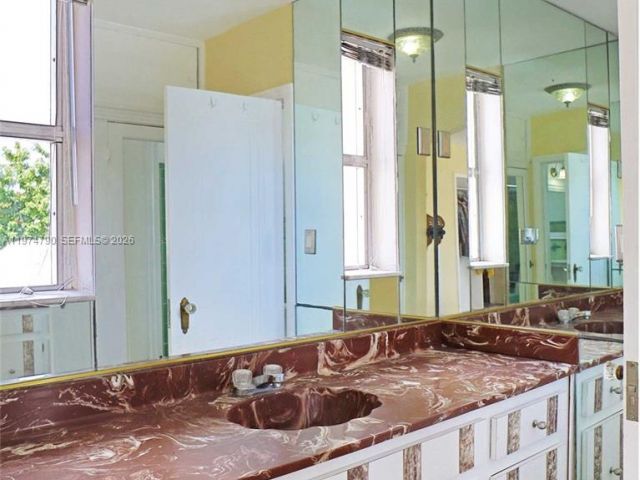 Продажа дома по адресу 1727 SW 11th Ter - фото 7518238