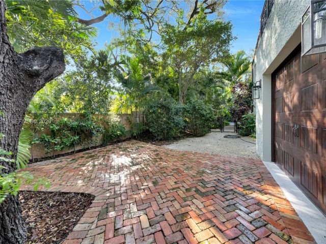 Продажа дома по адресу 1720 Espanola Dr - фото 7525373