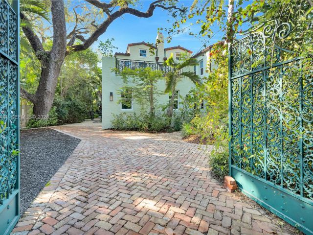 Продажа дома по адресу 1720 Espanola Dr - фото 7525375