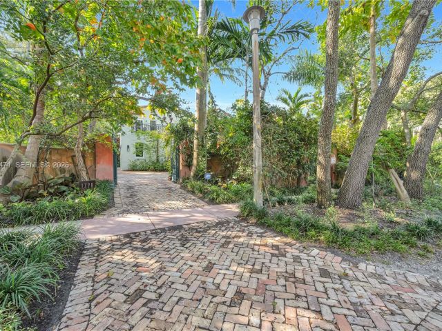 Продажа дома по адресу 1720 Espanola Dr - фото 7525376