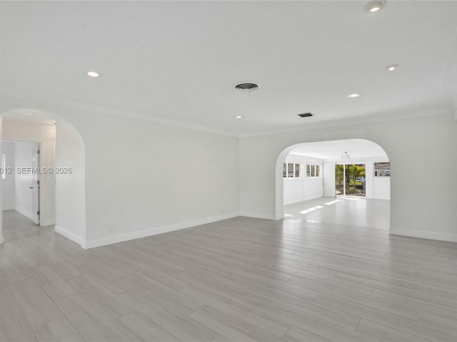 Продажа дома по адресу 2724 NE 10th St - фото 7510327