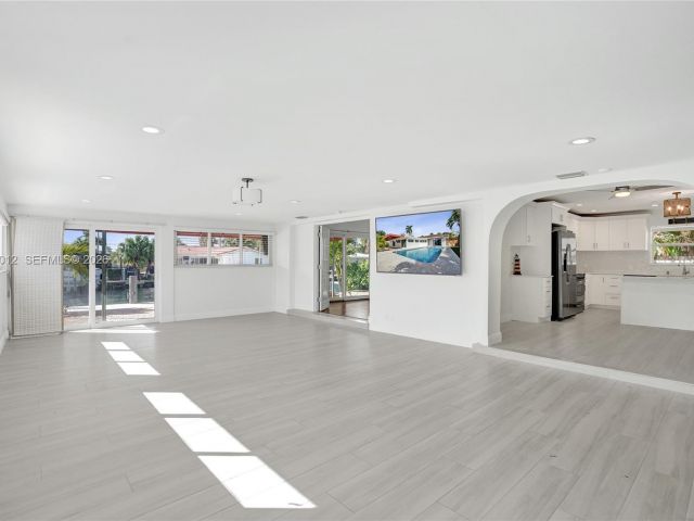 Продажа дома по адресу 2724 NE 10th St - фото 7510331