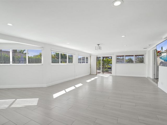 Продажа дома по адресу 2724 NE 10th St - фото 7510332